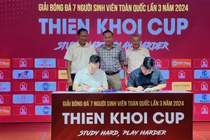 Ông Nguyễn Xuân Vũ, Phó Chủ tịch Liên đoàn Bóng đá Việt Nam (VFF) và các đại biểu chứng kiến lễ ký kết hợp tác giữa Ban tổ chức và nhà tài trợ Thiên Khôi. Ảnh: Quỳnh Mai