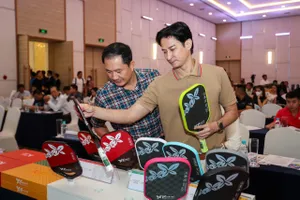 Diễn viên Huy Khánh tham khảo vợt Pickleball Kingtek trong ngày ra mắt. Ảnh: Dũng Phương