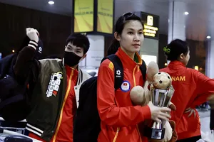 Sau chuyến bay dài các tuyển thủ cầu mây Việt Nam vui mừng khi được chào đón tại sân bay Nội bài với chiếc cúp vô địch World cup trên tay. Ảnh: Quỳnh Mai