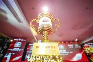 Ban tổ chức Giải Golf Tiền Phong Championship 2025 giới thiệu chiếc cúp vô địch. Ảnh: Quỳnh Mai