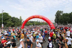 Với thông điệp “Chạy vì mái ấm – Trao yêu thương – Nhận hạnh phúc”, giải đấu thu hút hơn 10.000 vận động viên. Ảnh: Quỳnh Mai