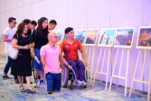 Các đại biểu xem ảnh cuộc thi ảnh, video “Việt Nam hạnh phúc – Happy Vietnam 2025”. Ảnh: Quỳnh Mai 