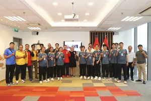 Tổng Lãnh sự quán Hungary TPHCM gặp gỡ với các thành viên tuyển Teqball Việt Nam, sau khi kết thúc việc huấn luyện với các chuyên gia quốc tế. Ảnh: Quỳnh Mai