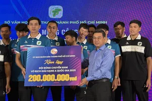 UBND TPHCM khen tặng đội bóng chuyền Nam vô địch giải hạng A Quốc gia 2025. Ảnh: Quỳnh Mai