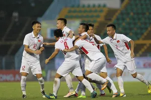 Niềm vui của đội U19 Việt Nam sau bàn gỡ hòa. Ảnh: DŨNG PHƯƠNG