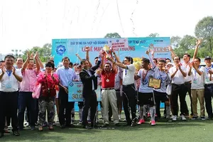 BTC giải trao Cúp vô địch cho đội VIVU