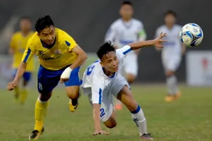 Công Minh (bên trái) tỏa sáng với 2 bàn thắng cho đội Đồng Tháp. Ảnh: NGUYỄN NHÂN