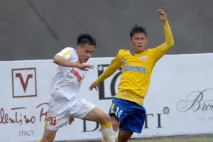 Đội Hà Nội (áo trắng) đã giành 1 điểm chật vật trước Đồng Tháp. Ảnh: NGUYỄN NHÂN