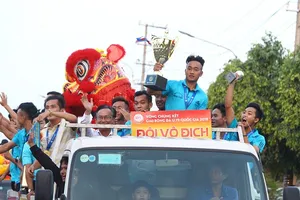 Cầu thủ U19 Đồng Tháp diễu hành cùng Cúp vô địch trên đường phố Cao Lãnh