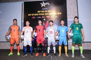 Cầu thủ đại diện các đội ra mắt trang phục thi đấu. Ảnh: DŨNG PHƯƠNG