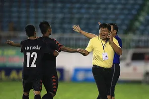 Niềm vui của GĐKT Đặng Trần Chỉnh và các cầu thủ B.Bình Dương sau trận đấu. Ảnh: MINH TRẦN