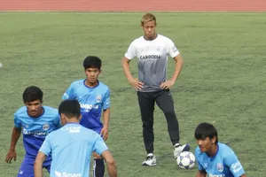 HLV Honda cùng các cầu thủ đội Campuchia