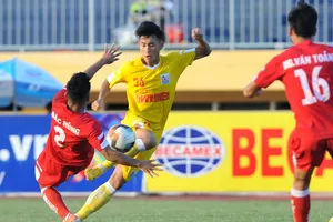 Hà Nội (áo vàng) vượt qua Viettel để vào tranh chung kết. Ảnh: NGUYỄN NHÂN