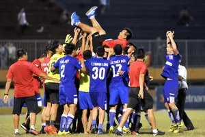 Niềm vui của thầy trò đội Becamex Bình Dương. Ảnh: NGUYỄN NHÂN