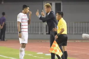 HLV Honda đang dặn dò Reung 