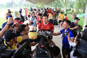 Quế Ngọc Hải trả lời phỏng vấn sau buổi tập. Ảnh: MINH HOÀNG
