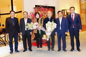 Lãnh đạo Bộ VH-TT-DL, VFF trao tặng hoa cho HLV Park Hang-seo cùng phu nhân