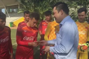 Phó chủ tịch VFF Cao Văn Chóng trao bao lì xì đầu năm cho các thành viên đội tuyển U22 Việt Nam. Ảnh: Anh Trần
