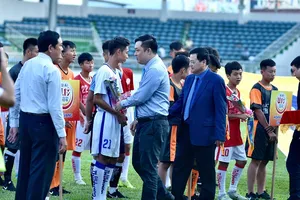 Phó chủ tịch VFF Cao Văn Chóng cùng ông Nguyễn Công Khế, trưởng BTC giải bắt tay chào mừng các đội tham dự. Ảnh: ANH TIẾN