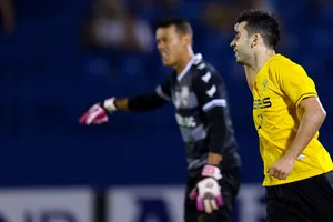 Sai lầm của Tấn Trường cùng sự tỏa sáng của Maranon đã đem 3 điểm về cho đội khách. Ảnh: DŨNG PHƯƠNG