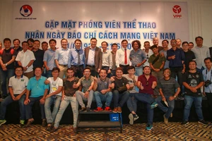 Lãnh đạo VFF, VPF chụp ảnh lưu niệm cùng các phóng viên tại buổi gặp mặt. Ảnh: DŨNG PHƯƠNG