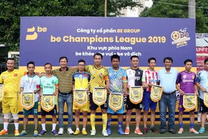 Đại diện các đội tham dự giải chụp hình lưu niệm cùng Ban tổ chức. Ảnh: ANH TRẦN