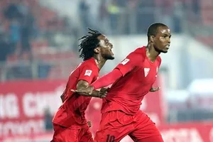 Errol Stevens (phải) thắng kiện CLB Hải Phòng. Ảnh: MINH HOÀNG