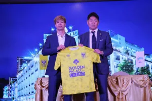 Công Phượng và trang phục thi đấu của Sint Truiden. Ảnh: DŨNG PHƯƠNG