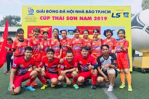 Đội nam, nữ báo SGGP tham dự giải. Ảnh: NGUYỄN HOÀNG