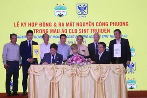 Tại lễ ký hợp đồng thi đấu của Công Phượng sáng 5-7. Ảnh: DŨNG PHƯƠNG