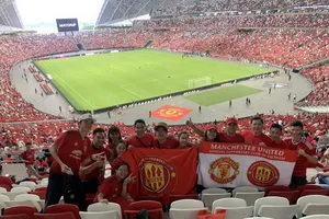 Đông đảo fan MU Việt Nam sang Singapore cổ vũ Quỷ đỏ