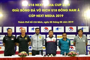 HLV các đội bảng B tại buổi họp báo. Ảnh: HOÀNG HÙNG