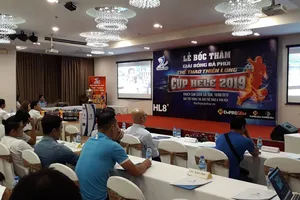 Toàn cảnh buổi họp báo và bốc thăm xếp lịch sáng 10-8.