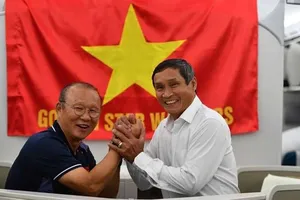 Hai nhà cầm quân thành công nhất năm 2019: HLV Mai Đức Chung và HLV Park Hang-seo. Ảnh: HOÀNG PHẠM