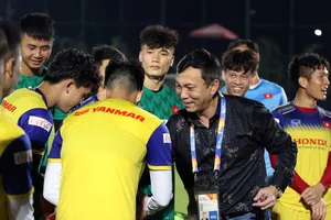 Phó chủ tich VFF Trần Quốc Tuấn đến thăm đội U23 Việt Nam vào chiều 5-1. Ảnh: Đoàn Nhật 