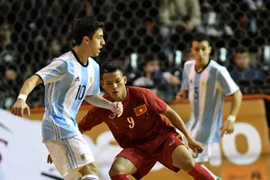 ĐT futsal Việt Nam trong trận đấu với Argentina 4 năm trước. Ảnh: Anh Trần