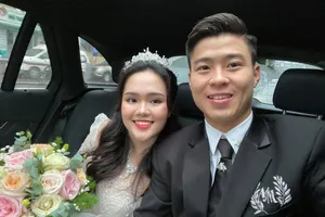 Duy Mạnh rạng ngời bên cạnh bạn đời Quỳnh Anh. Ảnh: FBNV