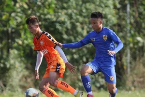 Đội U19 Đà Nẵng đấu tập cùng đội láng giềng Quảng Nam. Ảnh: HỮU THỊNH