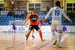 Đức Hòa khống chế bóng trước cầu thủ của CLB futsal Pescados Ruben Burela