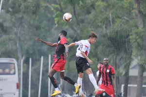 Long An (áo trắng) tích cực chuẩn bị cho mùa bóng mới. Ảnh: Anh Tuấn