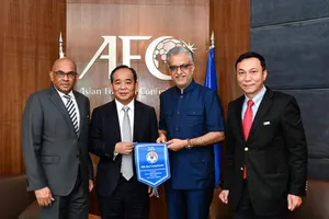 Ông Windsor John (bìa trái)