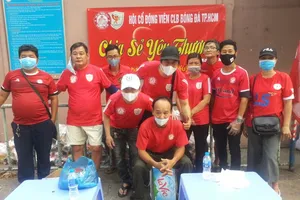 Các thành viên của Hội CĐV CLB TPHCM tiếp tục tnam gia công tác xã hội trong mùa dịch Covid-19. Ảnh: Anh Trần