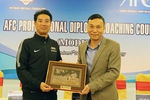 Ông Yusuke Adachi trong 1 lần sang Việt Nam cùng VFF đứng lớp đào tạo HLV AFC.