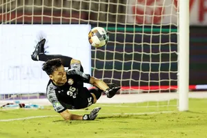 Bùi Tiến Dũng tỏa sáng ở loạt sút luân lưu. Ảnh: Dũng Phương