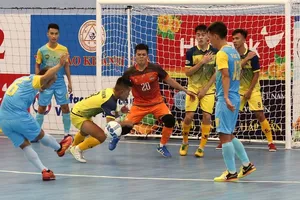 Một tình huống sóng gió trước khung thành đội Cao Bằng. Ảnh: Anh Trần