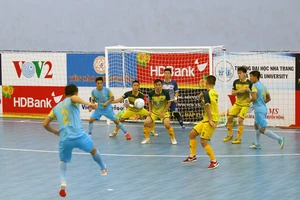 S.Khánh Hòa (áo xanh) thắng dễ 4-0 trước các cầu thủ trẻ Cao Bằng.