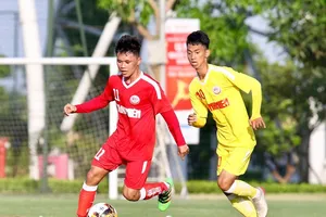 U19 Bình Dương (áo đỏ) ngược dòng đánh bại SLNA. Ảnh: Khả Hòa.