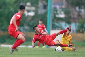 Trận đấu tập nội bộ nhưng các cầu thủ thể hiện hết mình nhằm ghi điểm với BHL. Ảnh: MINH HOÀNG