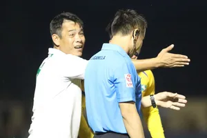 Trợ lý Huy Hoàng phản ứng trọng tài trong trận đấu. Ảnh: VIẾT ĐỊNH