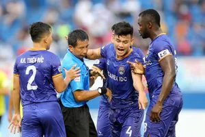 Cầu thủ khiếu nại trọng tài trận Bình Dương - Hà Nội. Ảnh: DŨNG PHƯƠNG 